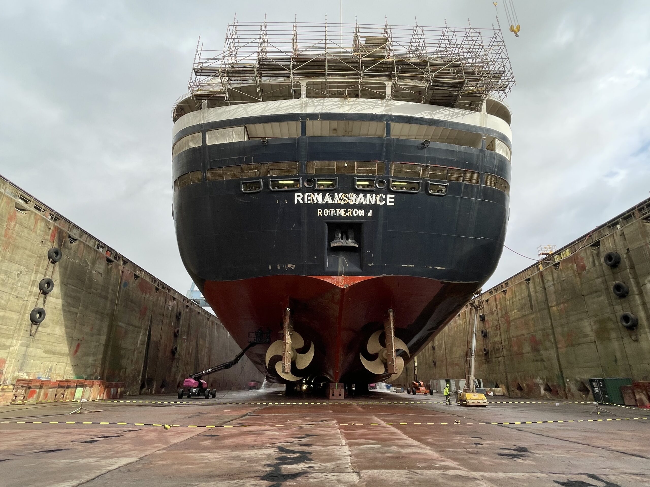 Afrensning af skib for Damen Shipyard i Brest i Frankrig